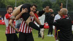 Mauro y Porto levantan a Montes, autor del gol que vali� el ascenso del Arteixo