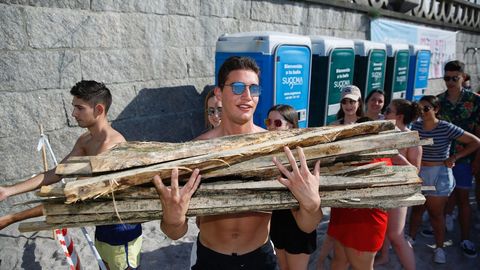 A media tarde ya se empez� a bajar la madera a Riazor.