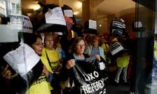 <span lang= es-es >Protesta con bolsas de basura</span>. Los preferentistas se encerraron en la sede de NCG con bolsas de basura pintadas con lemas alusivos y gritaron: �Manos arriba, esto es un atraco�.