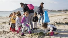 Ma�ana de limpieza de arenales en la Costa da Morte: �el �lbum!