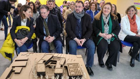 El presidente del Principado, Adri�n Barb�n (3d), y el alcalde de Oviedo, Alfredo Canteli (2i) asistieron este jueves al inicio de las obras de construcci�n del nuevo Instituto de Educaci�n Secundaria (IES) de La Corredoria. 