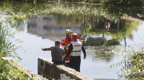 Por la maana, sus rescatadores acercaron al hombre al canal lateral de la presa de la guardera y desde all esperaron que un integrante del club de piragismo Quixs se acercase hasta all en una barca para sacarlos del ro