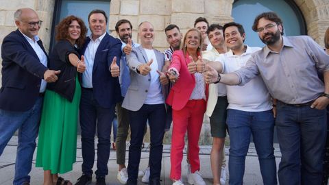 Valent�n Gonz�lez Formoso, l�der del PSdeG, y Abel Caballero, regidor de Vigo, arroparon antes del inicio de la campa�a a los candidatos al Congreso Carmela Silva y David Regades.