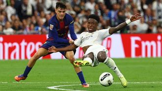 Pedri agarrando a Vinicius en el �ltimo cl�sico de liga celebrado en el Santiago Bernab�u