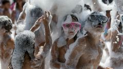 J�venes y mayores participaron este lunes en la fiesta de la espuma en A Pobra