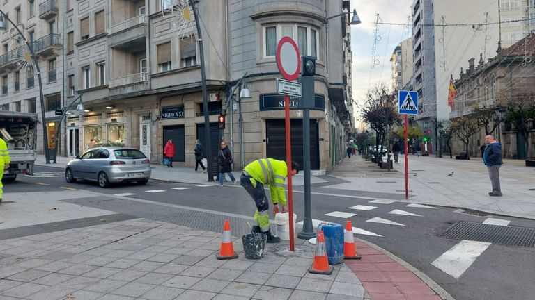 Operarios del Concello instalaron ayer la se�alizaci�n de las nuevas calles peatonales. En la foto, la de San L�zaro, que acab� trasladada de sitio por la tarde.