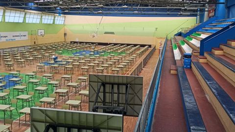 El polideportivo de La Felguera ya listo con las mesas y las sillas para la EBAU