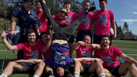 Miembros de la pe�a Ard�n Celeste, celebrando su clasificaci�n para la fase final del Torneo de Pe�as Celtistas.