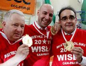 Jordi Aragons, en el centro de la imagen, celebrando uno de los ttulos con el Wisla Cracovia.