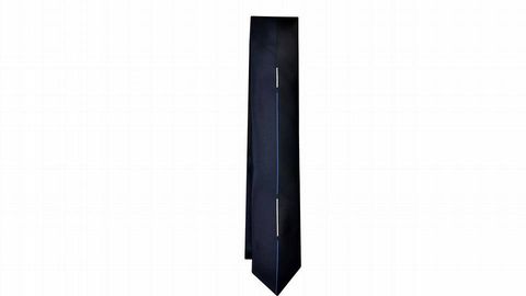 Corbata de hombre Dustin de microfibra en color negro y azul con raya vertical a contraste en el centro. Precio: 25,95 euros