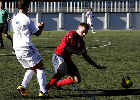 Un jugador de la SD Chantada trata de neutralizar una internada de un contrario.