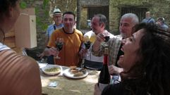 Clientes en el puesto de una de las bodegas de fuera de A Pobra do Broll�n que este a�o participaron por primera vez en la Feira do Vi�o de Vilach� 