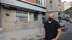 Pablo Dom�nguez Veloso, hostelero, delante del Don Gaetano y la valla que le condicionaba la actividad