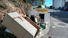 Enseres depositados sin avisar al Concello en la R�a Calvario de Foz
