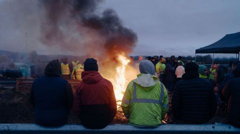 Alrededor de un centenar de personas han pasado la noche en el corte de la autov�a en Xinzo.