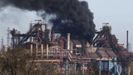 Una columna de humo sale de la aceria Azovstal, en Mari�pol.