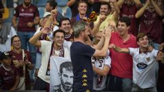 Rub�n Dom�nguez aplaudiendo a la afici�n tras el partido ante el Avil�s