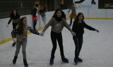 Cientos de patinadores disfrutan de la pista de hielo y otras atracciones en el recinto ferial. 