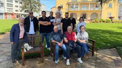 Varios exalumnos de distintas generaciones, ayer en los jardines del Campo da Feira de As Pontes, frente al consistorio local