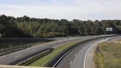 Al frente, los terrenos donde se asentar� el futuro pol�gono de Lavacolla, entre la A-54 y la autov�a al aeropuerto de Santiago