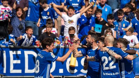 Sangalli celebra con Borja Bast�n el 2-0 del Oviedo al Mirand�s