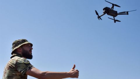 Un operador de drones de la Guardia Nacional de Ucrania toma un dron despus del vuelo durante las prcticas militares