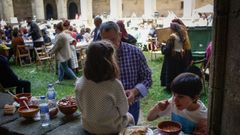 Feira da faba de Celanova.El monasterio acogi una nueva edicin de la feria de artesana.