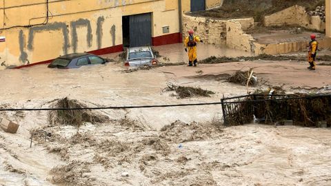 Equipos de rescate inspeccionan unos coches tras el desbordamiento del ro Clariano en Onteniente. 