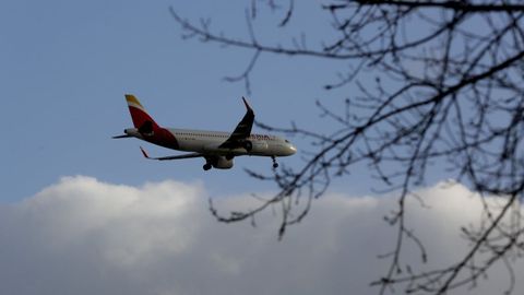 Un avi�n despegando del aeropuerto de Alvedro en una imagen de archivo