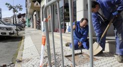 Los operarios trabajaban ayer en la b�squeda de acometidas para cambiar la tuber�a de fibrocemento. 