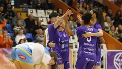 Las burelistas, de morado contra la violencia de g�nero, celebran uno de sus goles en el derbi contra el Mar�n.