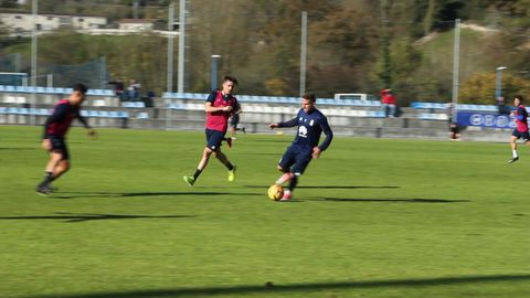 Aaron Real Oviedo Requexon Horizontal.Aaron conduce un balon durante el partidillo contra el Vetusta