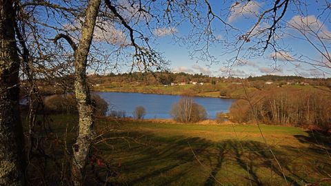 Lagoa dos Monxes,  un remanso de agua que cuenta con pasarelas de madera (Sobrado dos Monxes)