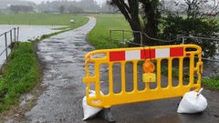 Carretera cortada al tr�fico rodado en Meir�s, junto al r�o San Vicente, desbordado en varios puntos