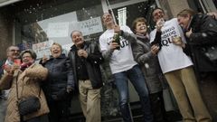 Celebraci�n del Gordo de Navidad en la administraci�n La Sonrisa, en la Avenida de H�rcules, en el 2014.
