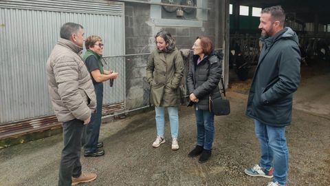 El alcalde mazaricano (a la derecha) y los parlamentarios del BNG visitaron una explotaci�n ganadera