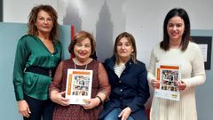 Rosa Mar�a D�az, Mari Carmen Casasnovas, Flor Rubinos e Iria Casasnovas, del �rea de Muller de la Federaci�n Vecinal, con la revista