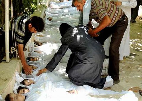 Una larga fila de cad�veres de menores en el suburbio de Guta, en Damasco.