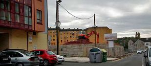 Uni�n por Cambre dice que el muro es �una de las mayores agresiones urban�sticas� de los �ltimos a�os.