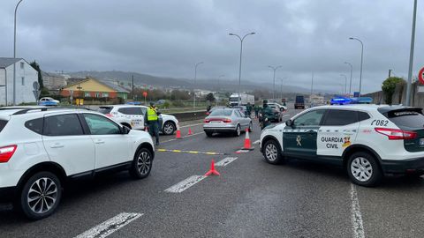 Un control de la Guardia Civil en la autov�a junto al puente de los Santos
