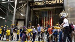 De Blasio, en el centro con camisa azul, durante la pintada frente a la Torre Trump en Nueva York