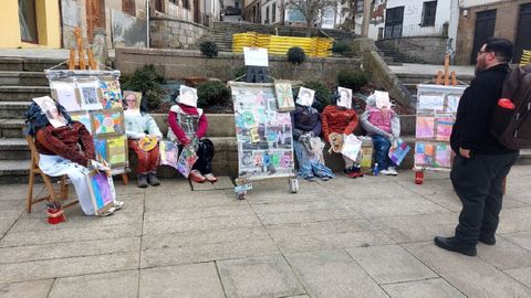 Un grupo de comadres representa a integrantes de la corporaci�n municipal de Monforte en la plaza de Espa�a