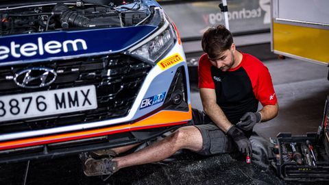 Manuel Casal preparando un coche durante un rali