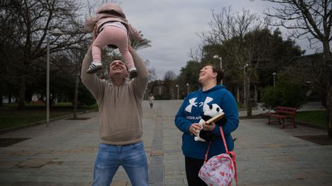 Pedro y Estefan&iacute;a, con la ni&ntilde;a que actualmente tienen acogida en su casa.
