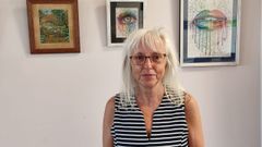 Pili, frente a parte de su colecci�n de cuadros expuesta