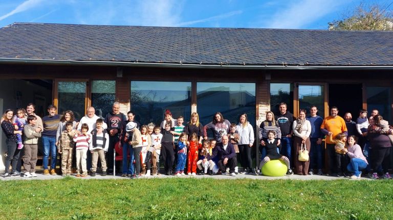 Imagen de grupo de parte de los participantes en la comida organizada por Asfanemor, colectivo de familias que trabaja por la integraci�n de ni�os de A Mari�a y Ortegal con neurodivergencias