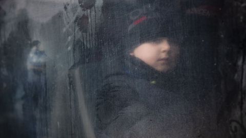 Un ni�o visto a trav�s de la ventana de un autob�s que mira la evacuaci�n de civiles a Kiev.