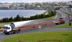 Transporte especial de una pieza e�lica al muelle.