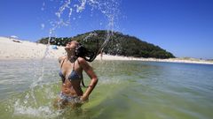 Joven ba��ndose en la playa de Rodas en una imagen de archivo