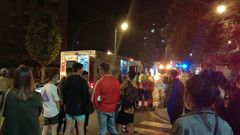 Vecinos desalojados del bloque La Estrella, en Gij�n, por un incendio